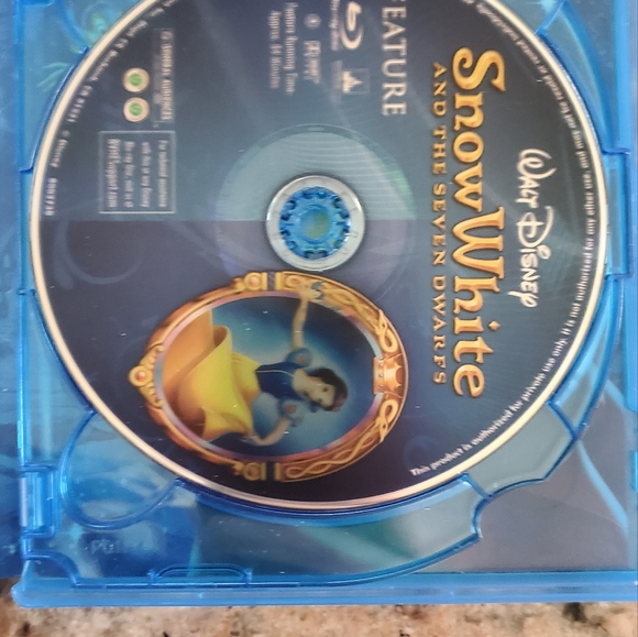 Disney's Snow White Blu-ray and DVD combo with Bonus Features Diamond Edition - Picture 5 of 6